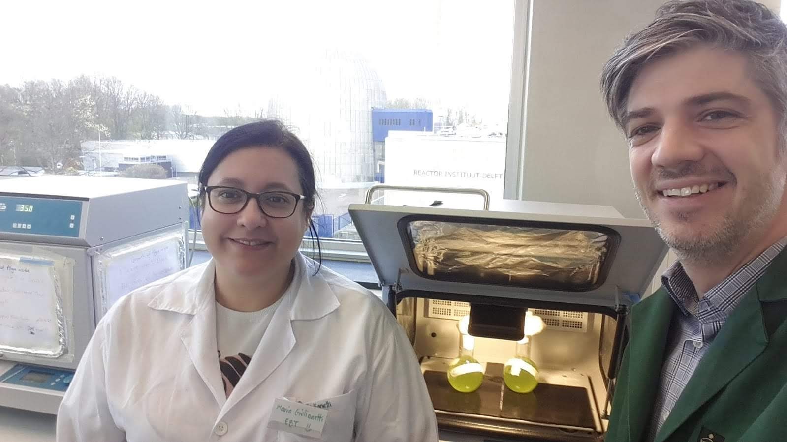 Maria Paula Giulianetti de Almeida (left) and David Weissbrodt (right) in the laboratories of the Department of Biotechnology, Faculty of Applied Sciences, at TU Delft.